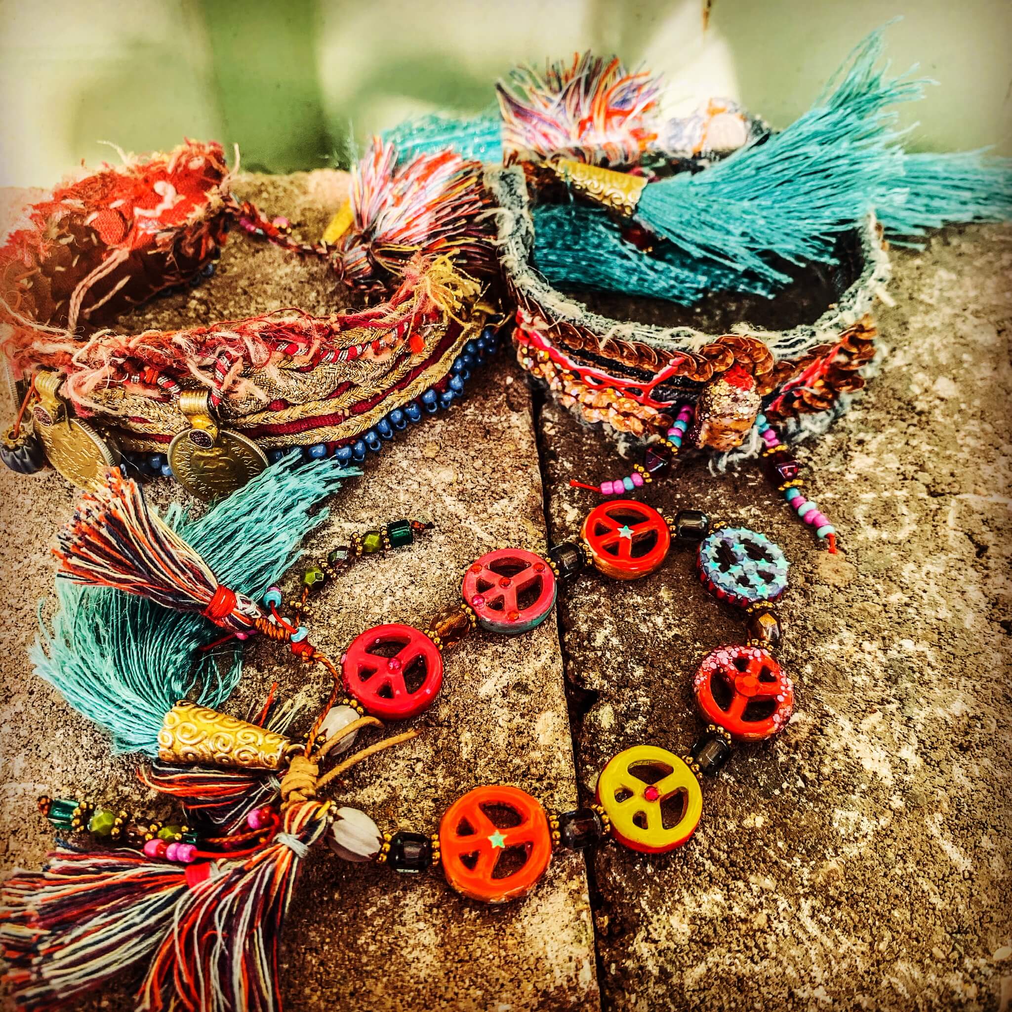 Bunte Vijala Accessoires mit Peace-Zeichen